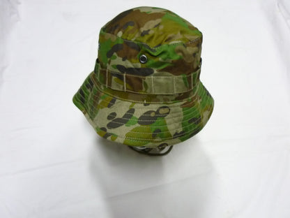GIGGLE HAT AMC